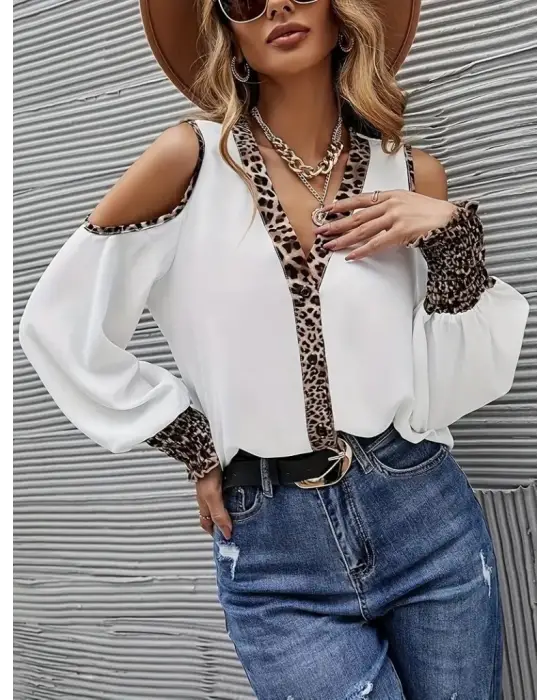 Kadın Omuzlardan Açık Yakalı önden Düğmeli Leopar Detaylı Sandy Bluz