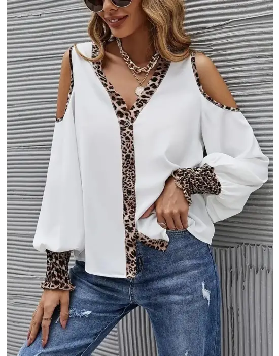 Kadın Omuzlardan Açık Yakalı önden Düğmeli Leopar Detaylı Sandy Bluz