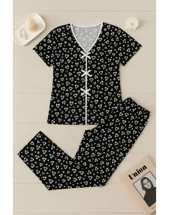Kadın Siyah Beyaz Kalp Desenli Fiyonklu Kısa Kollu Pijama Takımı
