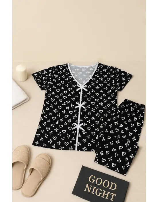 Kadın Siyah Beyaz Kalp Desenli Fiyonklu Kısa Kollu Pijama Takımı