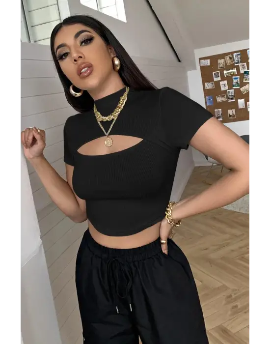 Omarı Siyah Göğüs Dekolteli Yarım Kollu Crop Top Bluz