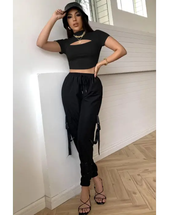 Omarı Siyah Göğüs Dekolteli Yarım Kollu Crop Top Bluz