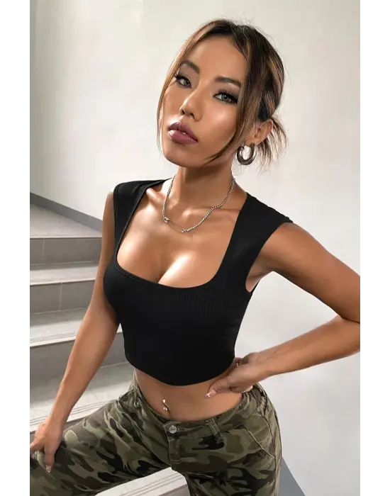 Omarı Kalınlaşan Omuz Detaylı Siyah Crop Top Bluz