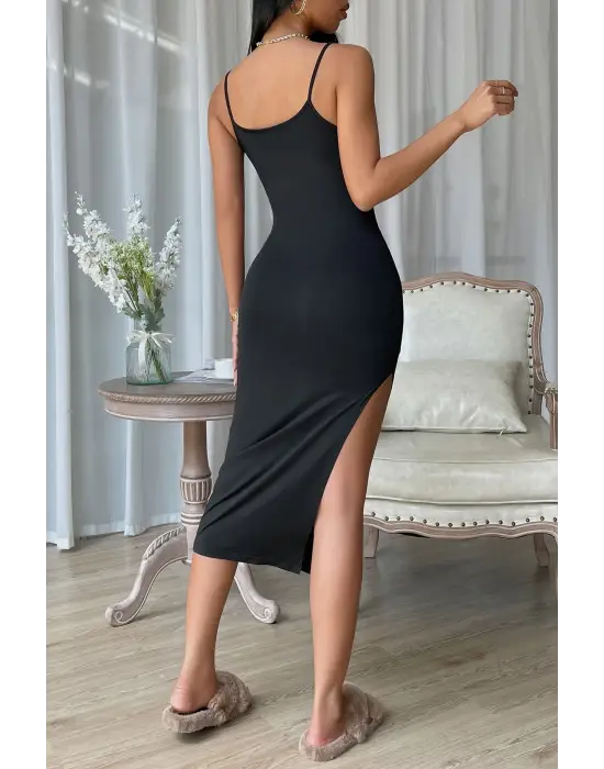 Omarı Siyah Yırtmaçlı Vücudu Saran Kadın Gecelik