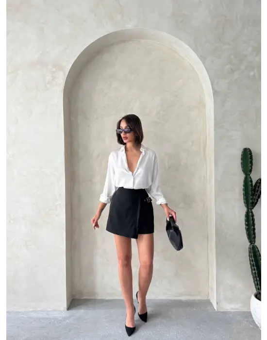 Omarı Siyah Tokalı Kadın Şort Etek - Şık ve Rahat Stil