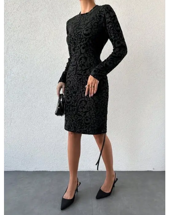 Omarı Rahat ve Şık Yandan Büzgülü Flok Baskılı Elbise