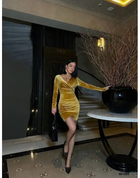 Kadın Uzun Kollu Göğüs Dekolteli Kadife Kumaş Mini Kruvaze Elbise