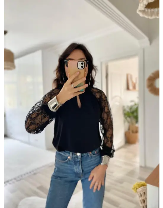 Kadın Uzun Kollu Göğüs Pencere Detay Yaka Boğazlı Kolları Tüllü Sandy Bluz