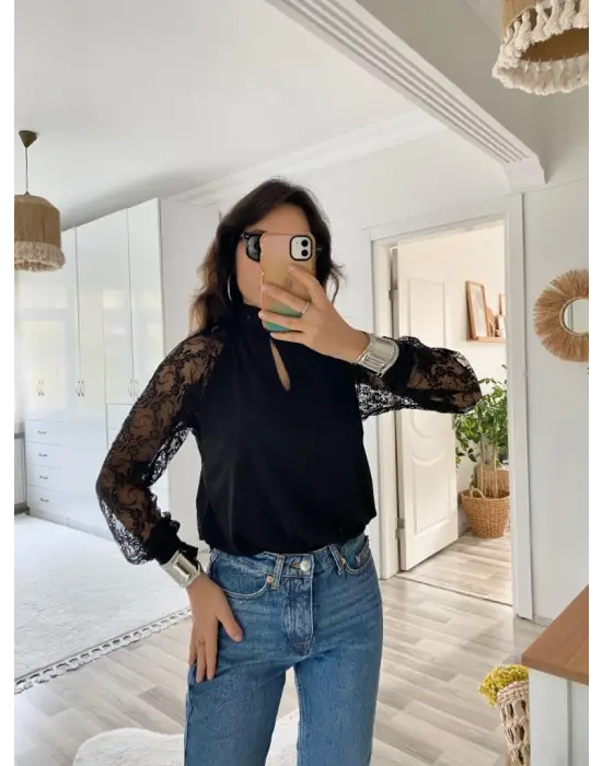 Kadın Uzun Kollu Göğüs Pencere Detay Yaka Boğazlı Kolları Tüllü Sandy Bluz