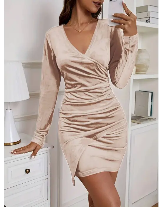 Kadın Uzun Kollu Kruvaze Yaka Kısa Kadife Elbise