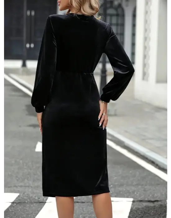 Kadın Uzun Kollu Kruvaze Yaka Yanlardan Büzgü Detaylı Yırtmaçlı Kadife Elbise