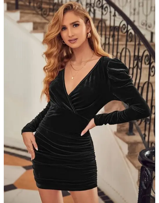 Kadın Uzun Kollu Kruvaze Yaka Yanlardan Büzgülü Kadife Elbise