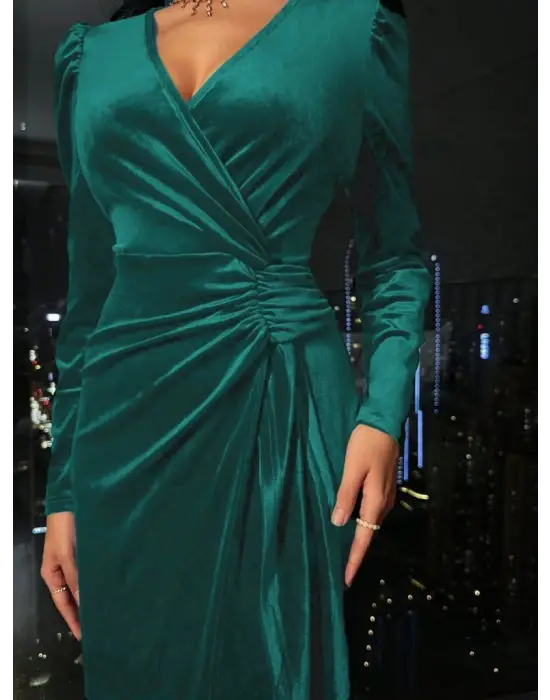 Kadın Uzun Kollu Kruvaze Yakalı Yandan Büzgülü Midi Kadife Elbise