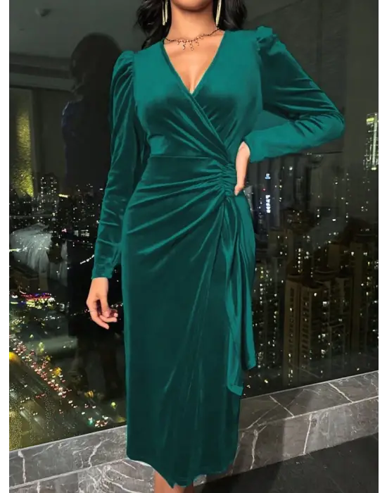 Kadın Uzun Kollu Kruvaze Yakalı Yandan Büzgülü Midi Kadife Elbise