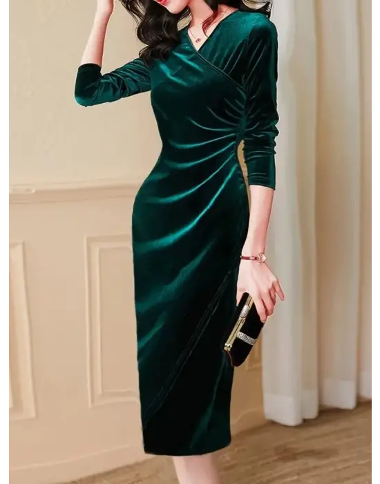 Kadın Uzun Kollu Kruvaze Yakalı Yandan Büzgülü önden çapraz Detaylı Midi Kadife Elbise
