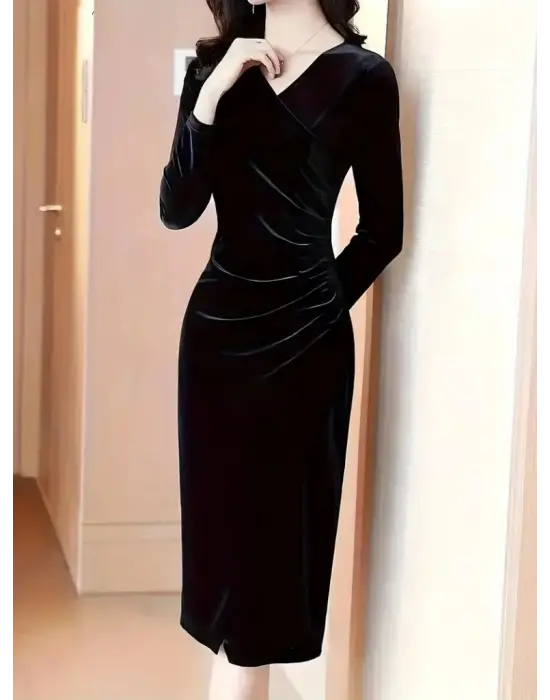 Kadın Uzun Kollu Kruvaze Yakalı Yandan Büzgülü önden çapraz Detaylı Midi Kadife Elbise