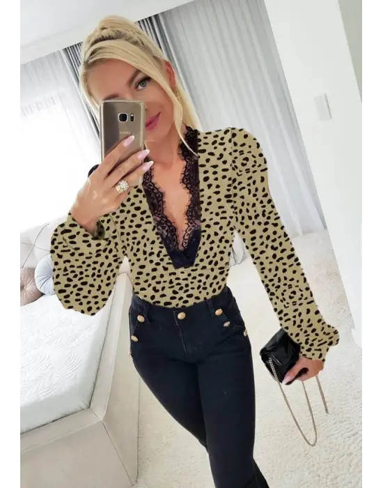 Omarı Derin Dantel Yaka Leopar Desenli Bluz