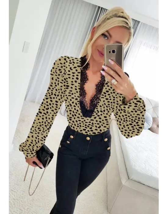Omarı Derin Dantel Yaka Leopar Desenli Bluz
