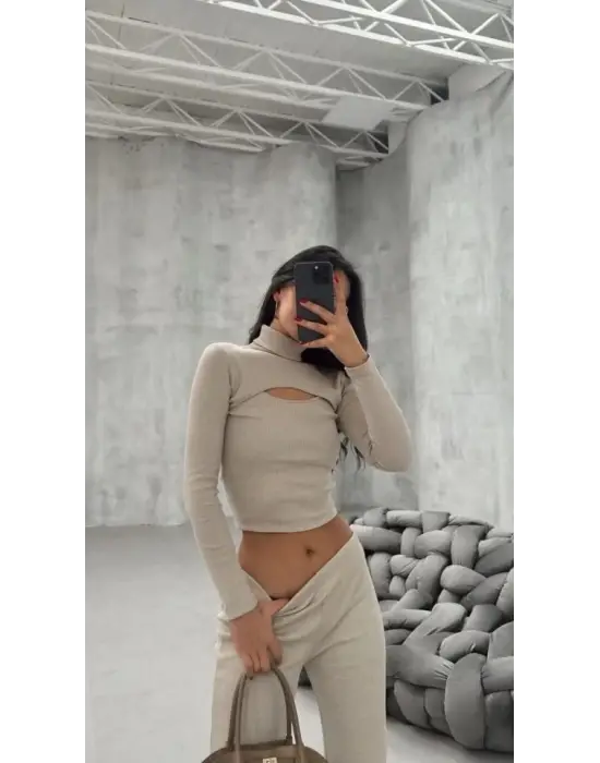 Kadın Uzun Kollu Pencere Detay Göğüs Dekolteli Bluz Ve Bol Paça Pantolon Ikili Takim