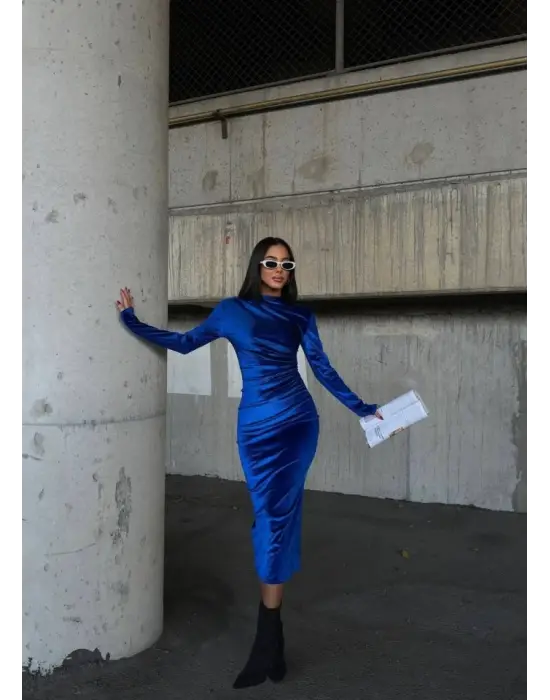 Kadın Uzun Kollu Yarım Balıkçı Yaka Büzgü Detay Kadife Kumaş Elbise