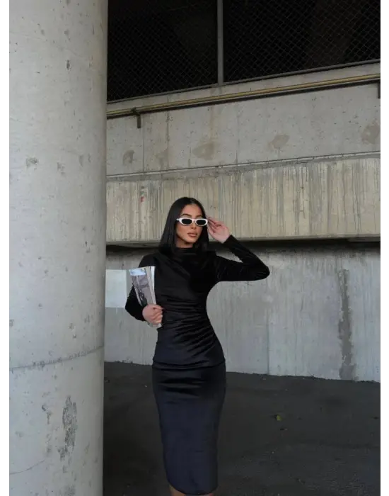 Omarı Şık Kadın Yarım Balıkçı Yaka Kadife Elbise