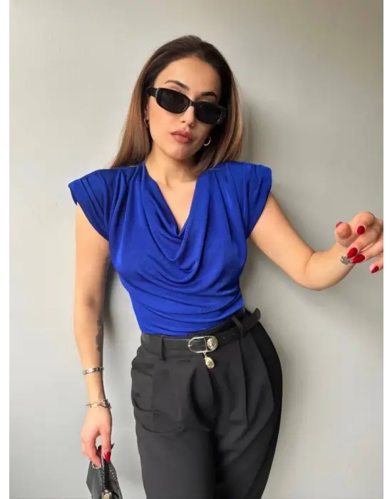 Omarı Şık Kadın V Yaka Dökümlü Bluz