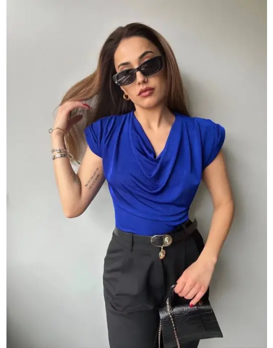 Omarı Şık Kadın V Yaka Dökümlü Bluz