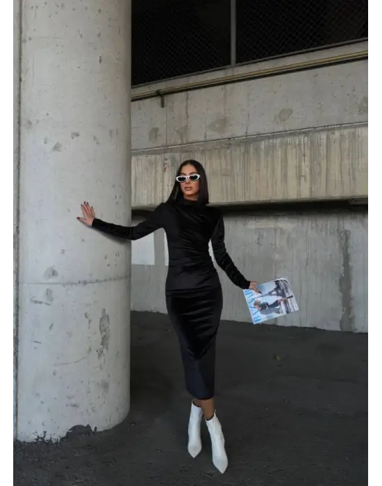 Omarı Şık Kadın Yarım Balıkçı Yaka Kadife Elbise