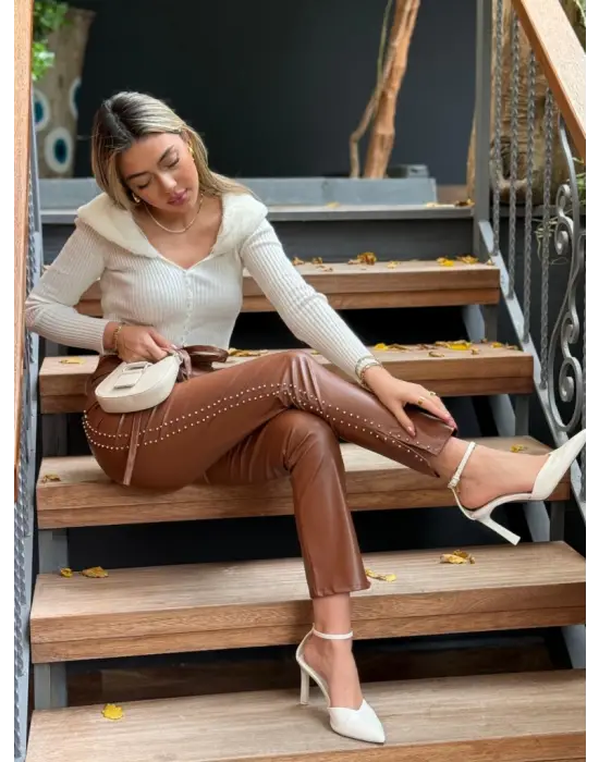 Kadın Yüksek Bel Yanlardan Incili Yırtmaçlı Uzun Deri Tayt