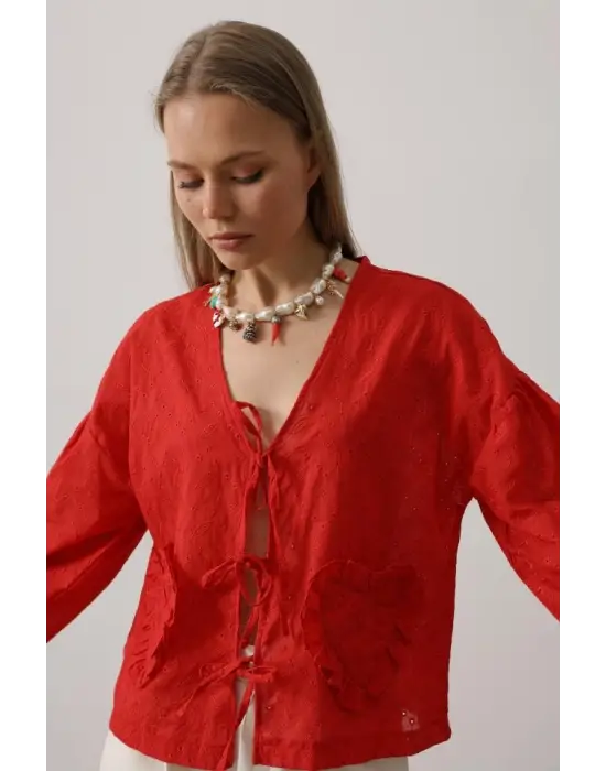 Kalp Detaylı Bağlamalı Brode Bluz - Kırmızı