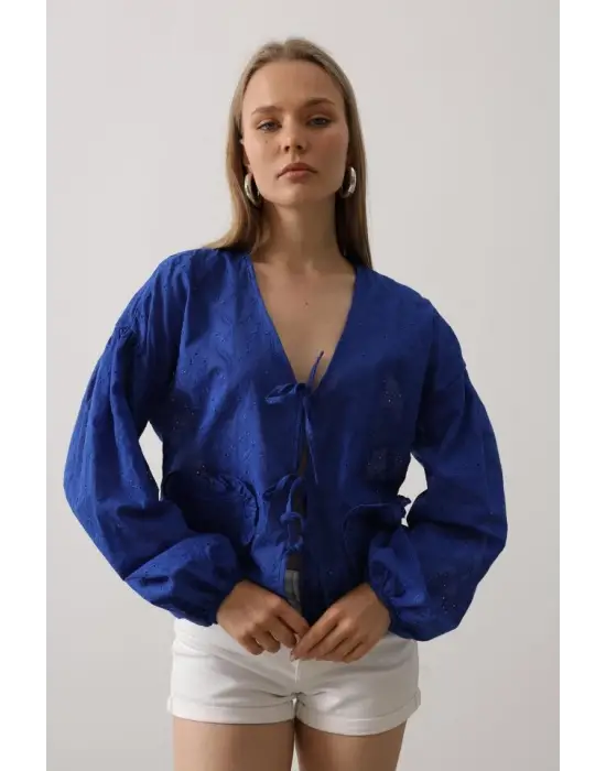 Kalp Detaylı Bağlamalı Brode Bluz - Saks