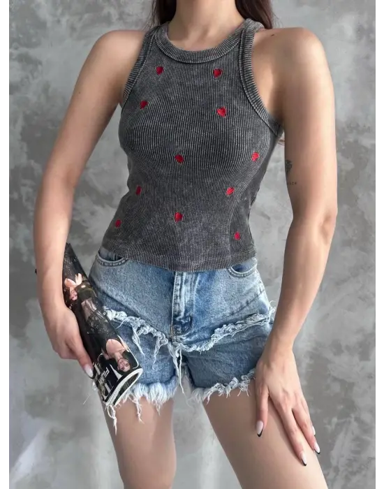 Omarı Çarpıcı Kalp Nakışı Bluz