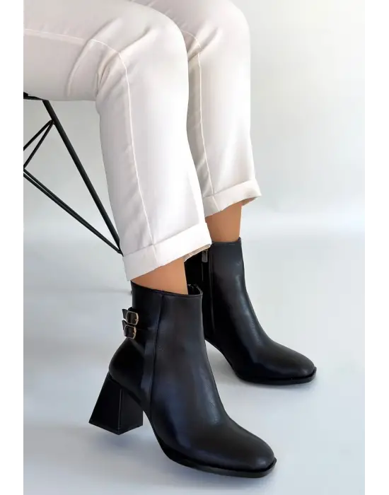 Kanda Siyah Cilt Topuklu Bot