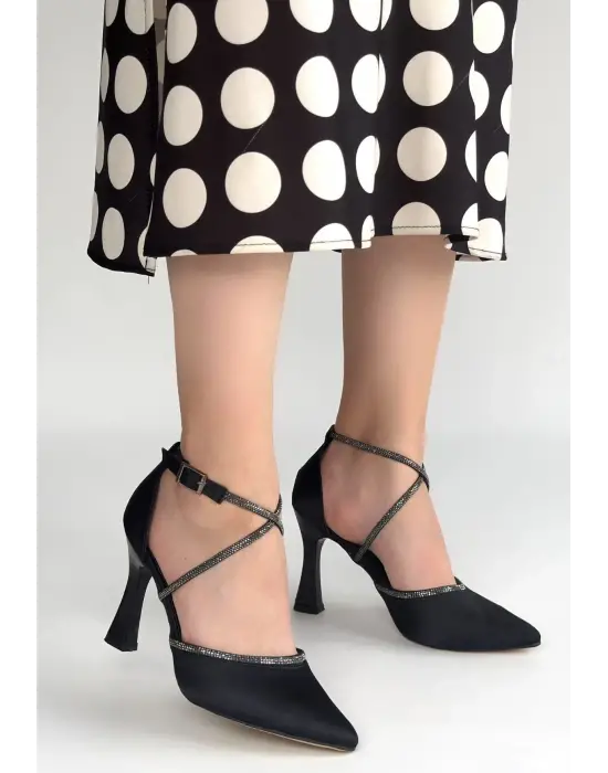 Kanji Siyah Saten Topuklu Ayakkabı