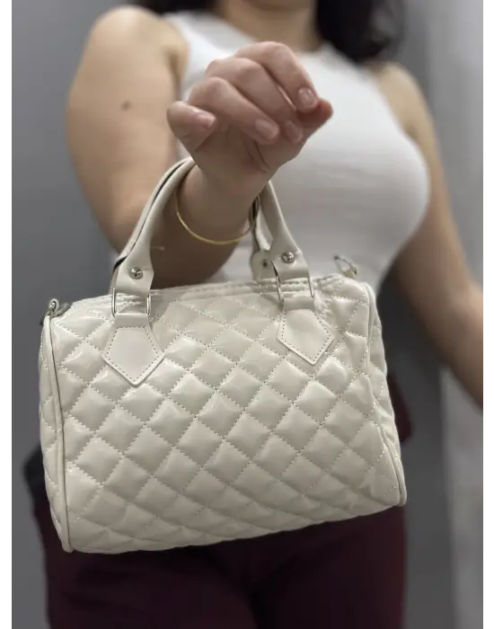 Omarı Krem Renk Kapitone Cilt Çantası