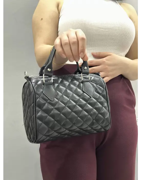 Omarı Şık Siyah Kapitone Cilt Çanta