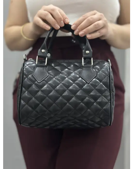 Omarı Şık Siyah Kapitone Cilt Çanta