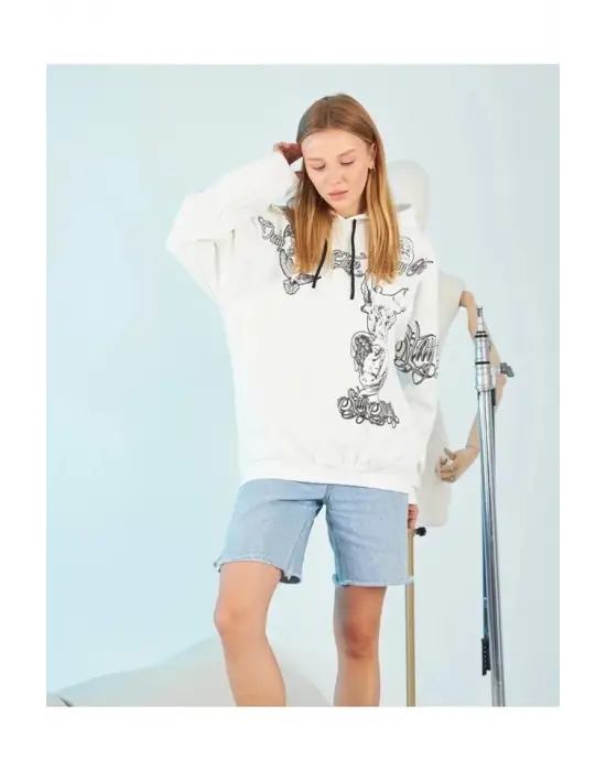 Kapüşonlu Üç İplik Sweatshirt – Beyaz Strong Heykel Baskılı, Rahat Kalıp, Kanguru Cepli Modern Tasarım