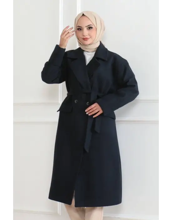 Kaşe Kaban – Uzun Boy Kruvaze Yaka Kuşaklı Tesettür Kaşe Kışlık Kaban, Astarlı Şık Yünlü Dokuma Oversize Rahat Kalıp Cepli Düğmeli Modern Kap Modeli - Lacivert