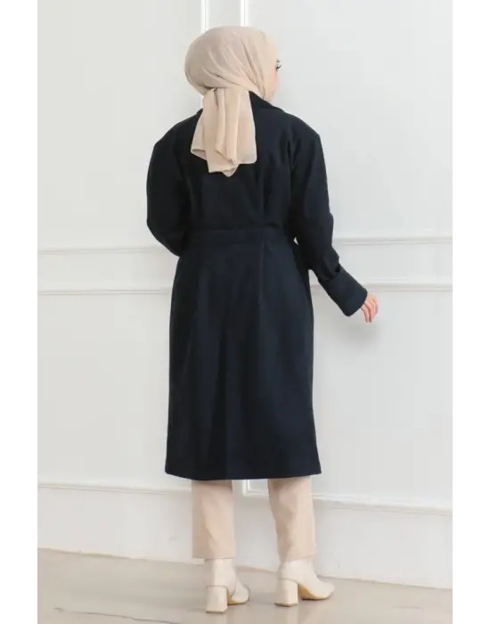 Kaşe Kaban – Uzun Boy Kruvaze Yaka Kuşaklı Tesettür Kaşe Kışlık Kaban, Astarlı Şık Yünlü Dokuma Oversize Rahat Kalıp Cepli Düğmeli Modern Kap Modeli - Lacivert