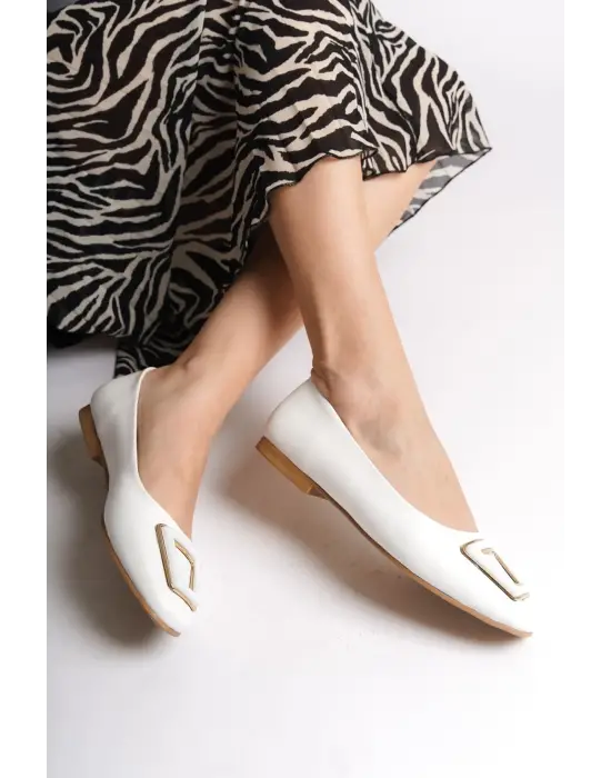 Hafif Tokalı Bayan Babet Ayakkabı