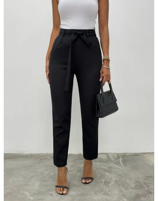 Omarı Şıklığı ve Rahatlığı Bir Arada Sunan Siyah Bilek Pantolon