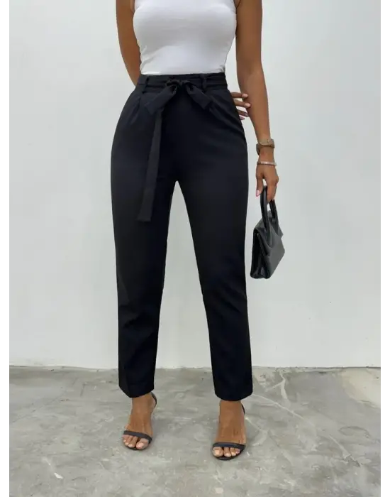 Omarı Şıklığı ve Rahatlığı Bir Arada Sunan Siyah Bilek Pantolon