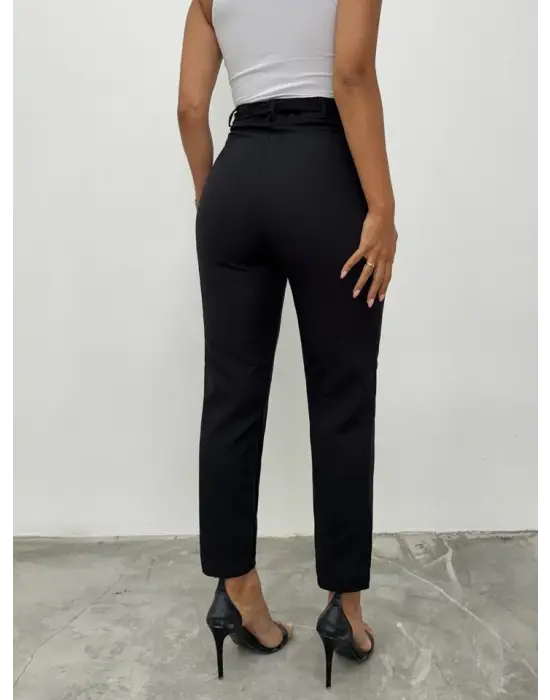 Omarı Şıklığı ve Rahatlığı Bir Arada Sunan Siyah Bilek Pantolon