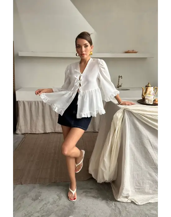 Omarı Fırfır Detaylı Beyaz Keten Bluz Önden Bağlamalı