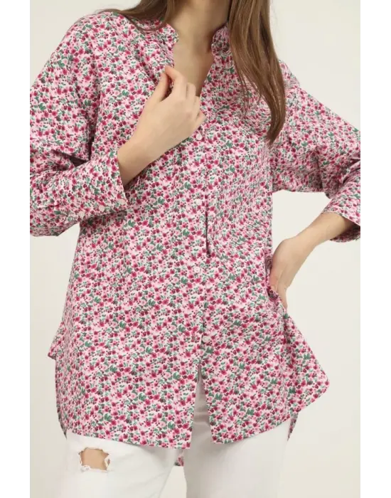 Omarı Desenli Kırmızı V Yakalı Gömlek