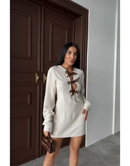 Omarı Kırmızı Çizgili Elbise Detayıyla Hareketleniyor