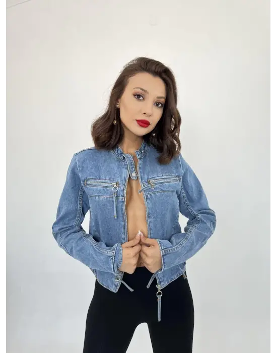 Omarı Modern Tarzıyla Dikkat Çeken Mavi Kot Ceket