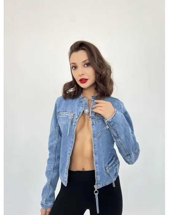 Omarı Modern Tarzıyla Dikkat Çeken Mavi Kot Ceket