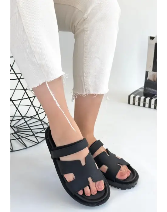 Omarı Yumuşak ve Şık Siyah Nubuk Terlik